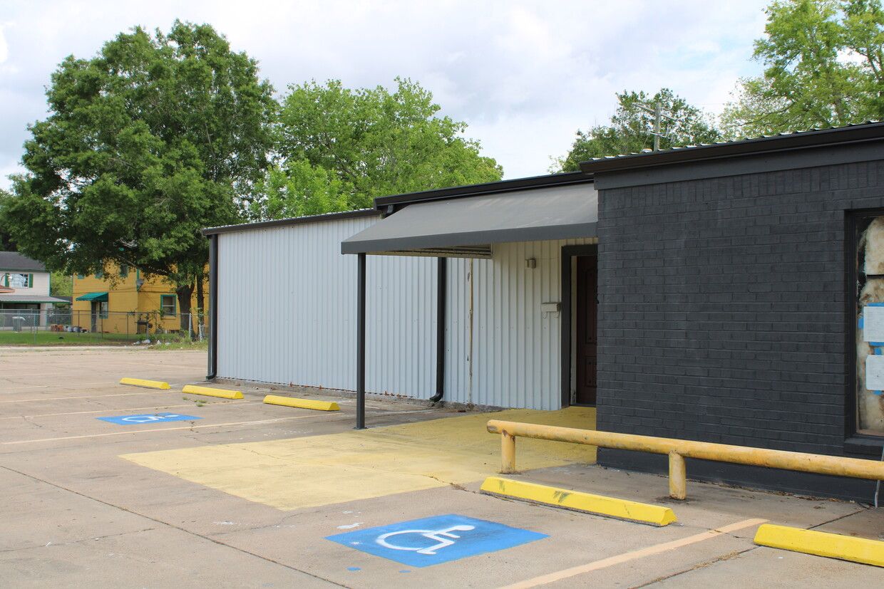 2455 S 4th St, Beaumont, TX 77701